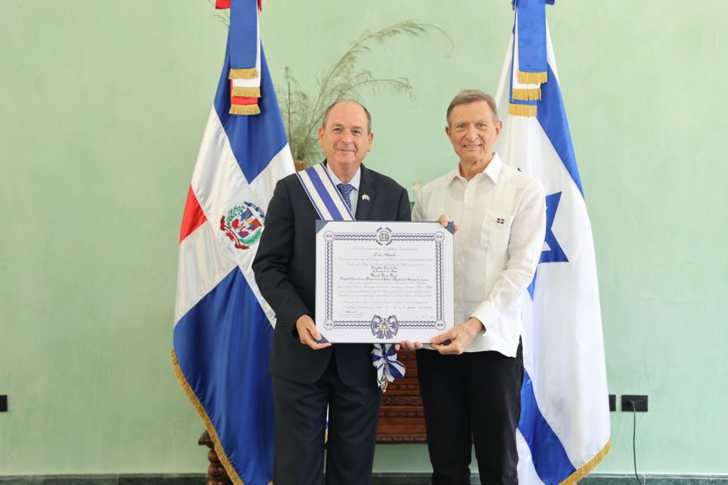 Canciller Roberto Álvarez impone condecoración al embajador de Israel en el país